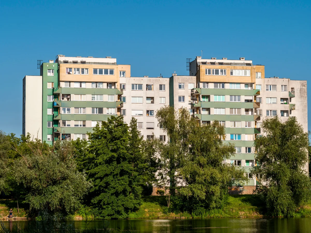 Blok mieszkalny po termomodernizacji – mycie elewacji budynku wielorodzinnego