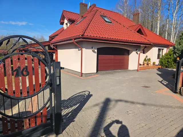 Czysty podjazd z kostki brukowej po myciu w Olmontach