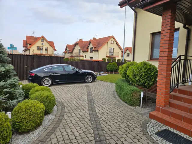 Podjazd z kostki brukowej przed myciem