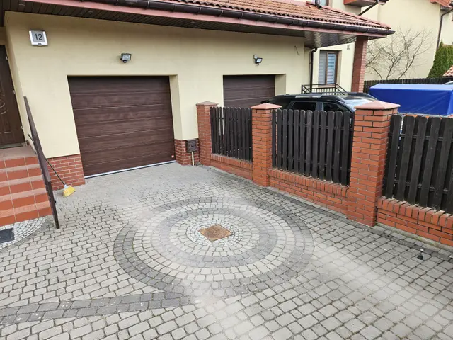 Wjazd z kostki brukowej przed myciem